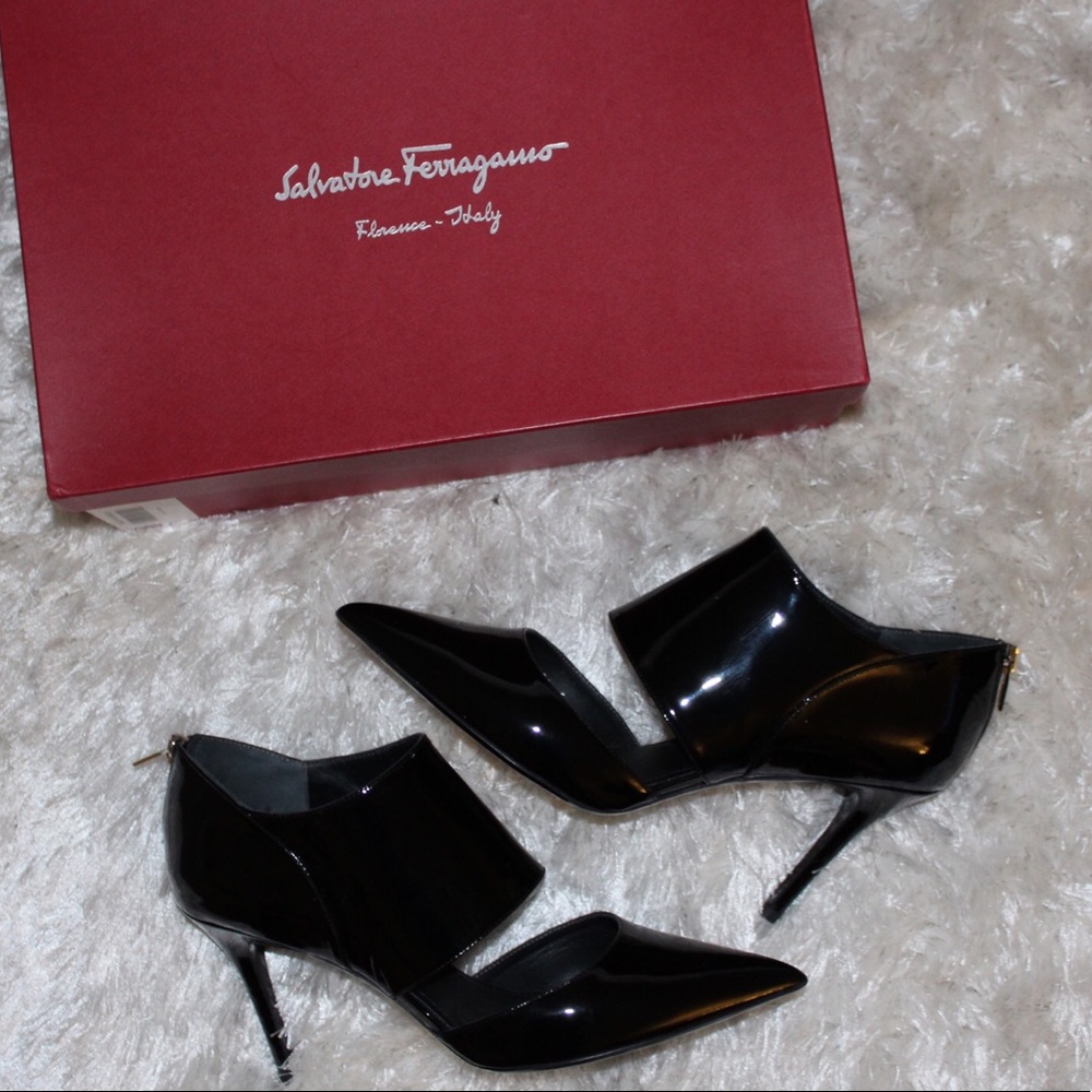 Ferragamo Black Patent Leather Pumps
